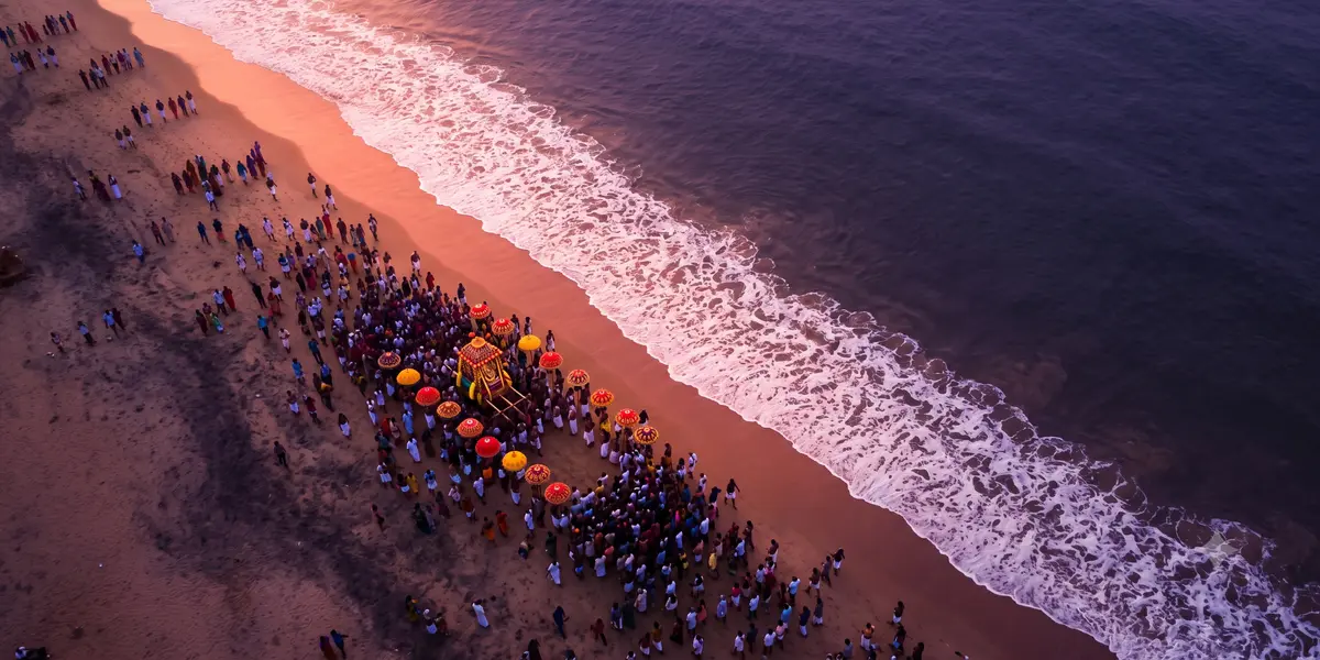 மாசி மகம்: கடற்கரையில் தீர்த்தவாரி ஊர்வலம், வண்ணக் குடைகள்